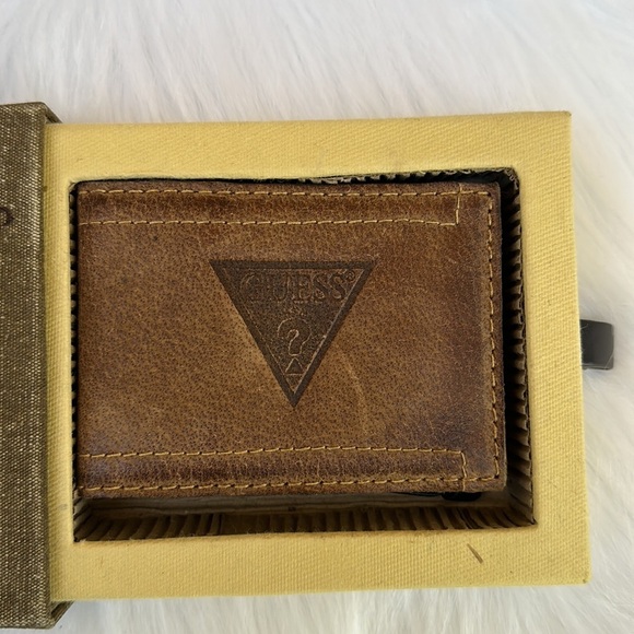New GUESS Genuine Leather Front Pocket Wallet With Bottle Cap Opener - Picture 3 of 9